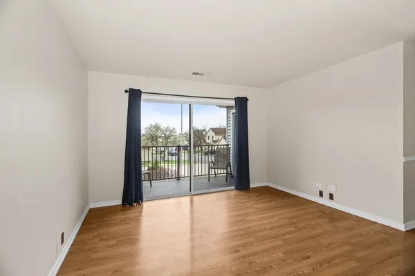 $2,100 | 7010 Brighton Court, Unit 204, Woodridge, IL 60517