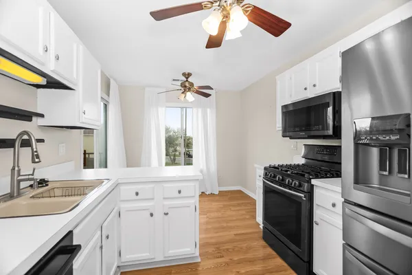 $2,100 | 7010 Brighton Court, Unit 204, Woodridge, IL 60517