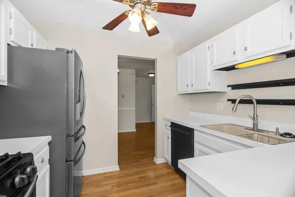 $2,100 | 7010 Brighton Court, Unit 204, Woodridge, IL 60517