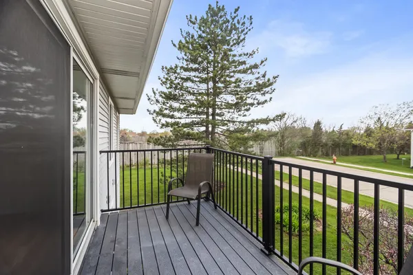 $2,100 | 7010 Brighton Court, Unit 204, Woodridge, IL 60517