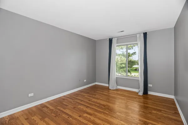 $2,100 | 7010 Brighton Court, Unit 204, Woodridge, IL 60517