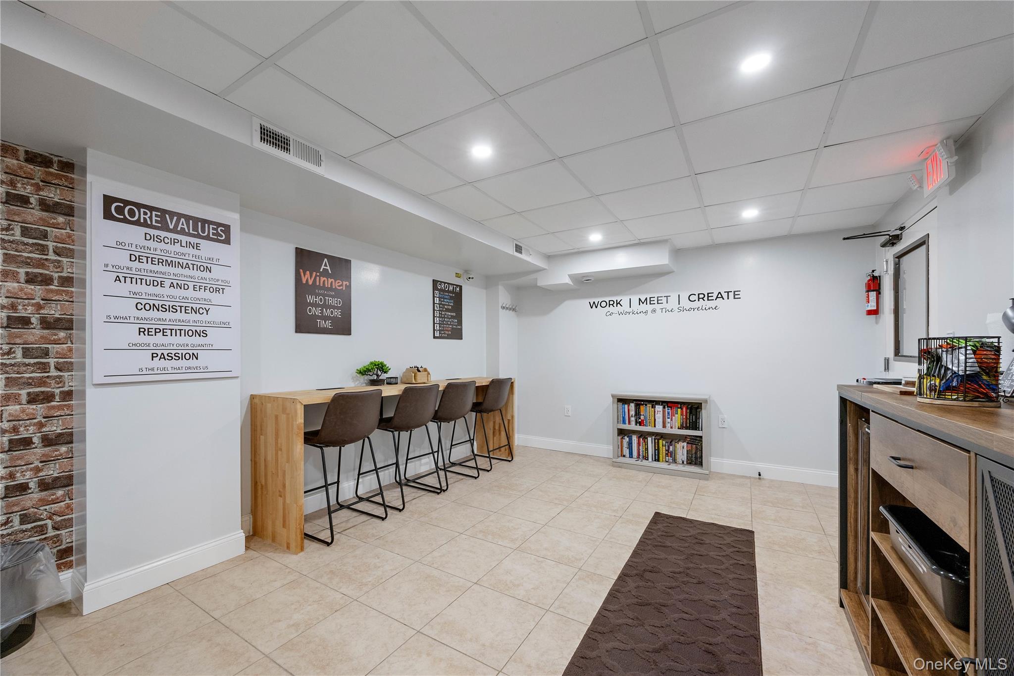210 Pelham Road, Unit 5M New Rochelle, NY 10805 - Photo 18 of 26 a living room with furniture