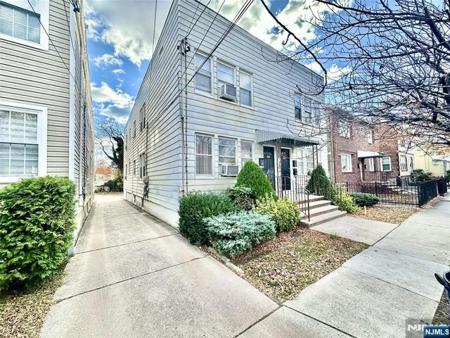 a view of a pathway with a house