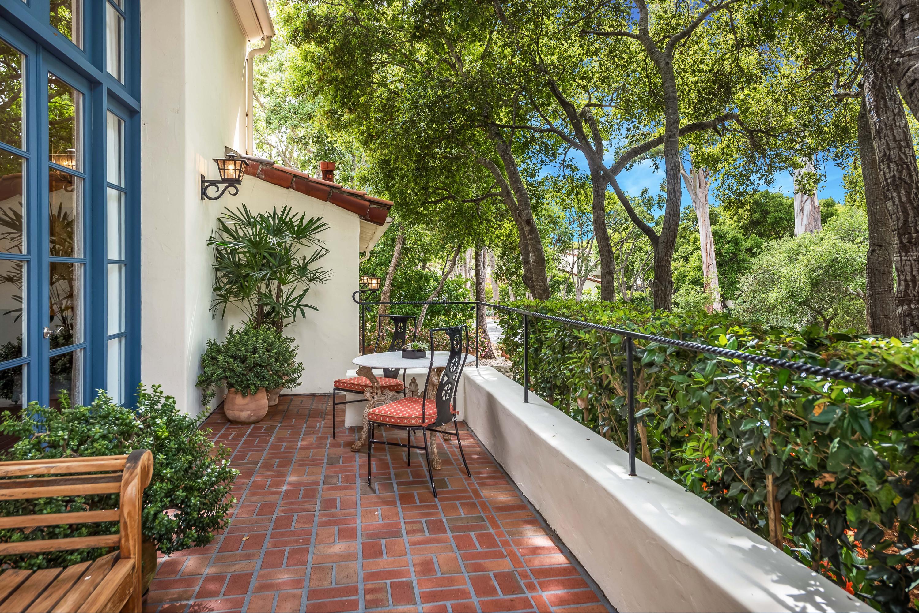 485 Monarch Lane Montecito, CA 93108 - Photo 27 of 31 Monarch485.LivingRoom_Patio