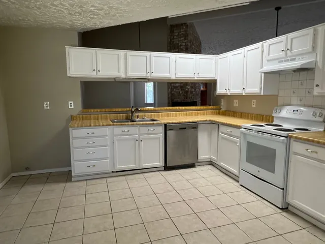 $1,900 | 15951 Manfield Drive, Houston, TX 77082