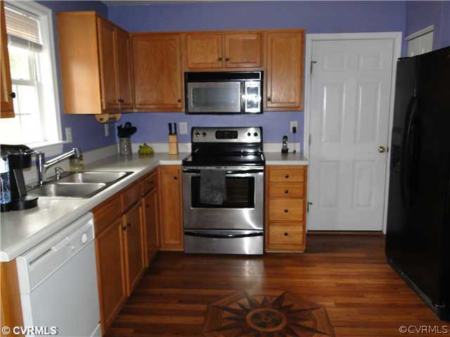 7471 Ridge View Road Mechanicsville, VA 23111 - Photo 3 of 11 Kitchen - Kitchen with custom Hardwood floors, bre