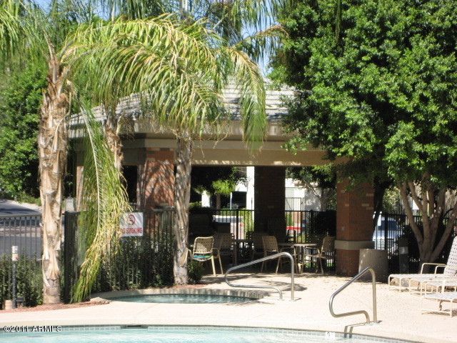 4488 East Thomas Road, Unit 1044 Phoenix, AZ 85018 - Photo 11 of 31 a view of a chairs and table in a backyard