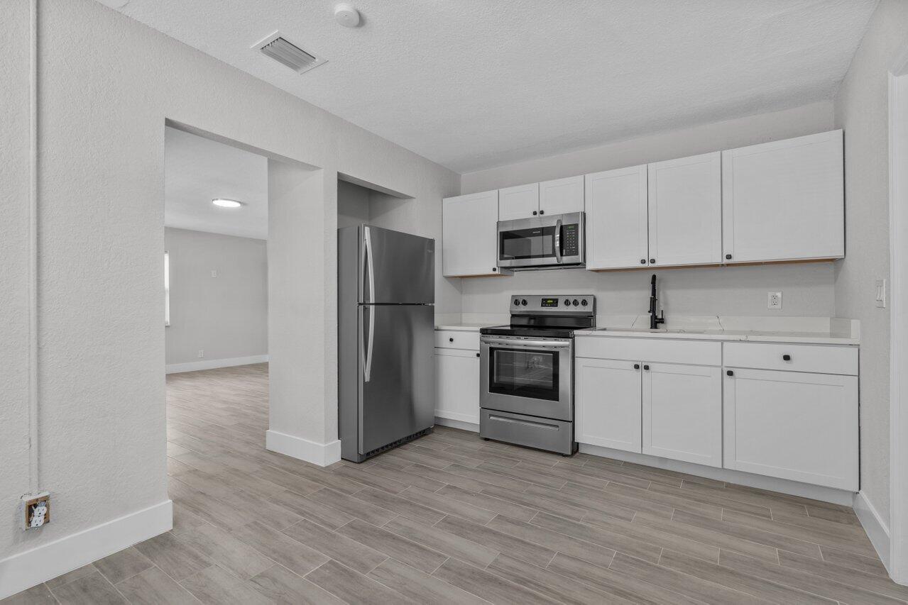 163 Silver Beach Road Riviera Beach, FL 33403 - Photo 10 of 33 008-163SilverBeachRoad-LakePark-FL-33403
