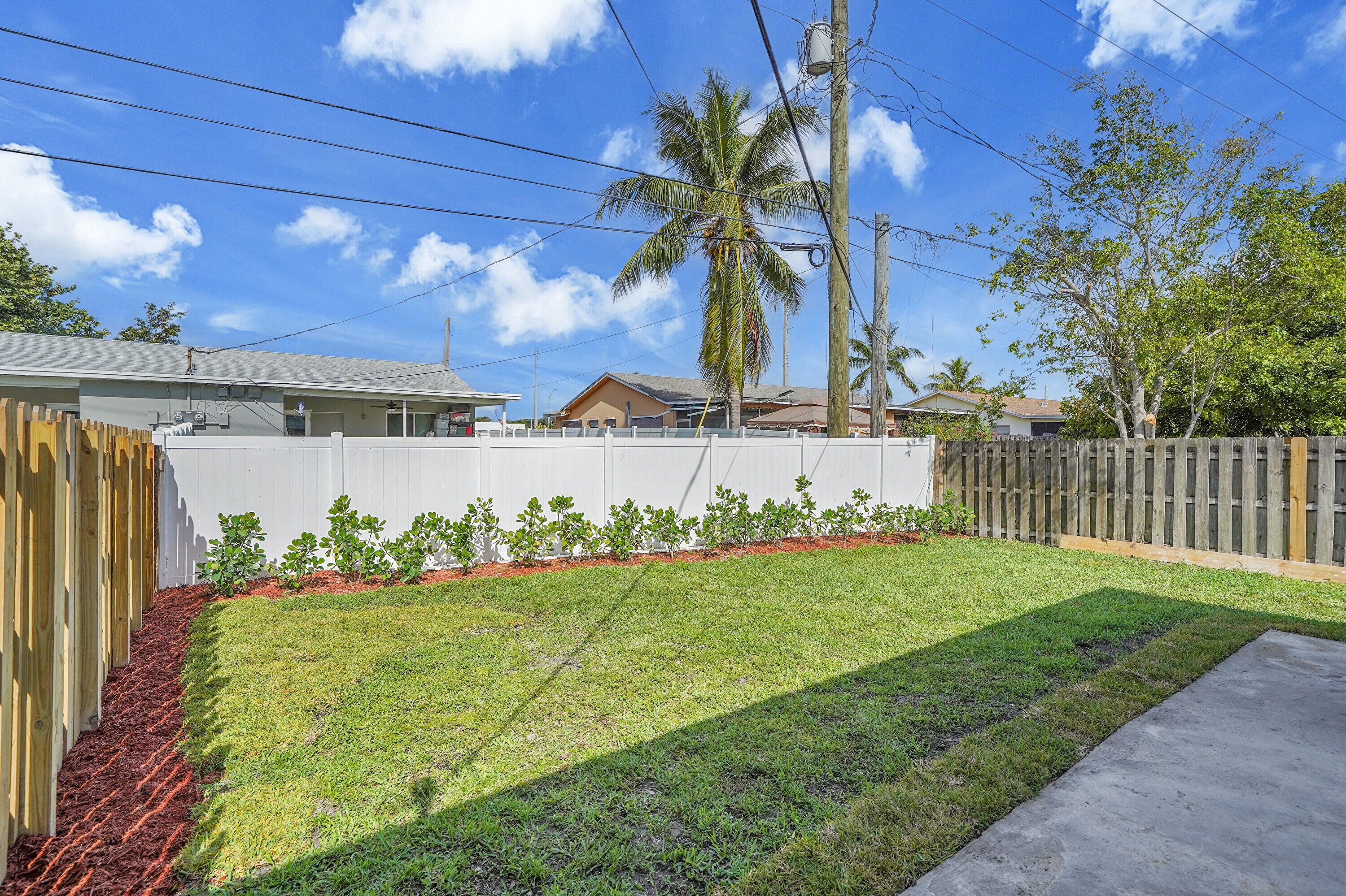 2821 Northeast 2nd Avenue, Unit 2823 Boca Raton, FL 33431 - Photo 20 of 38 a view of a back yard of the house and front of a house