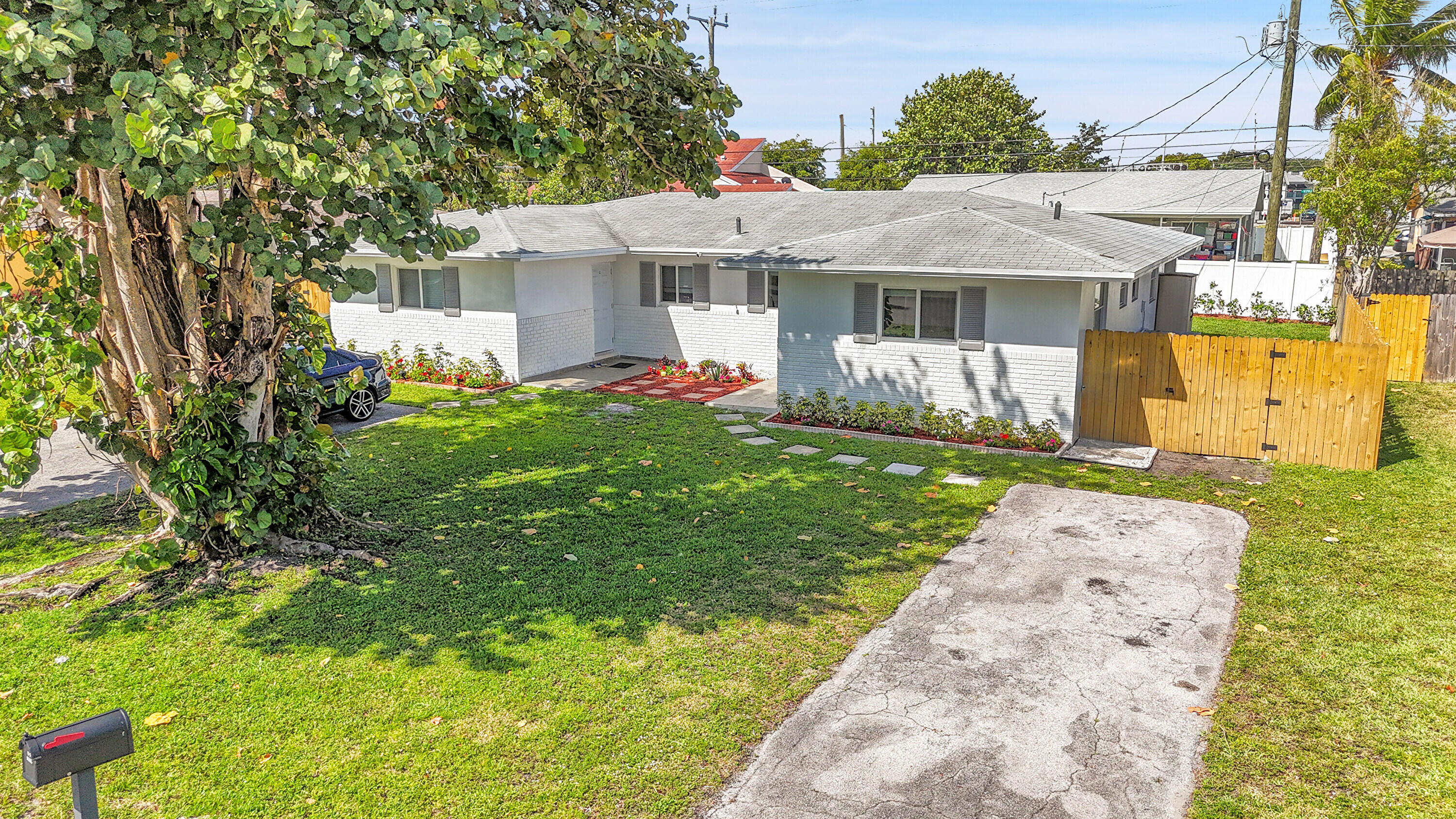 2821 Northeast 2nd Avenue, Unit 2823 Boca Raton, FL 33431 - Photo 2 of 38 front view of a house with a yard