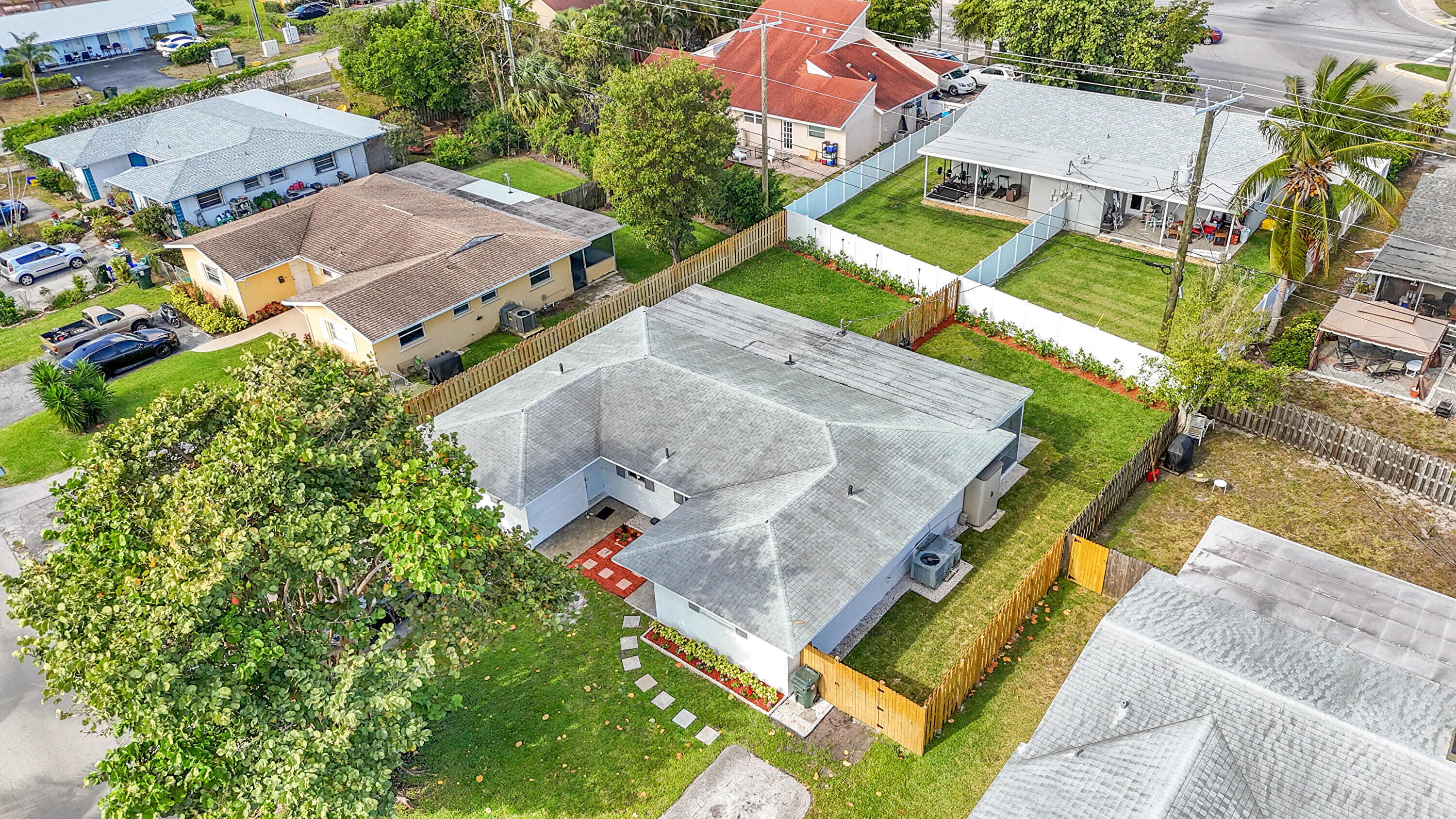 2821 Northeast 2nd Avenue, Unit 2823 Boca Raton, FL 33431 - Photo 23 of 38 an aerial view of multiple houses with yard