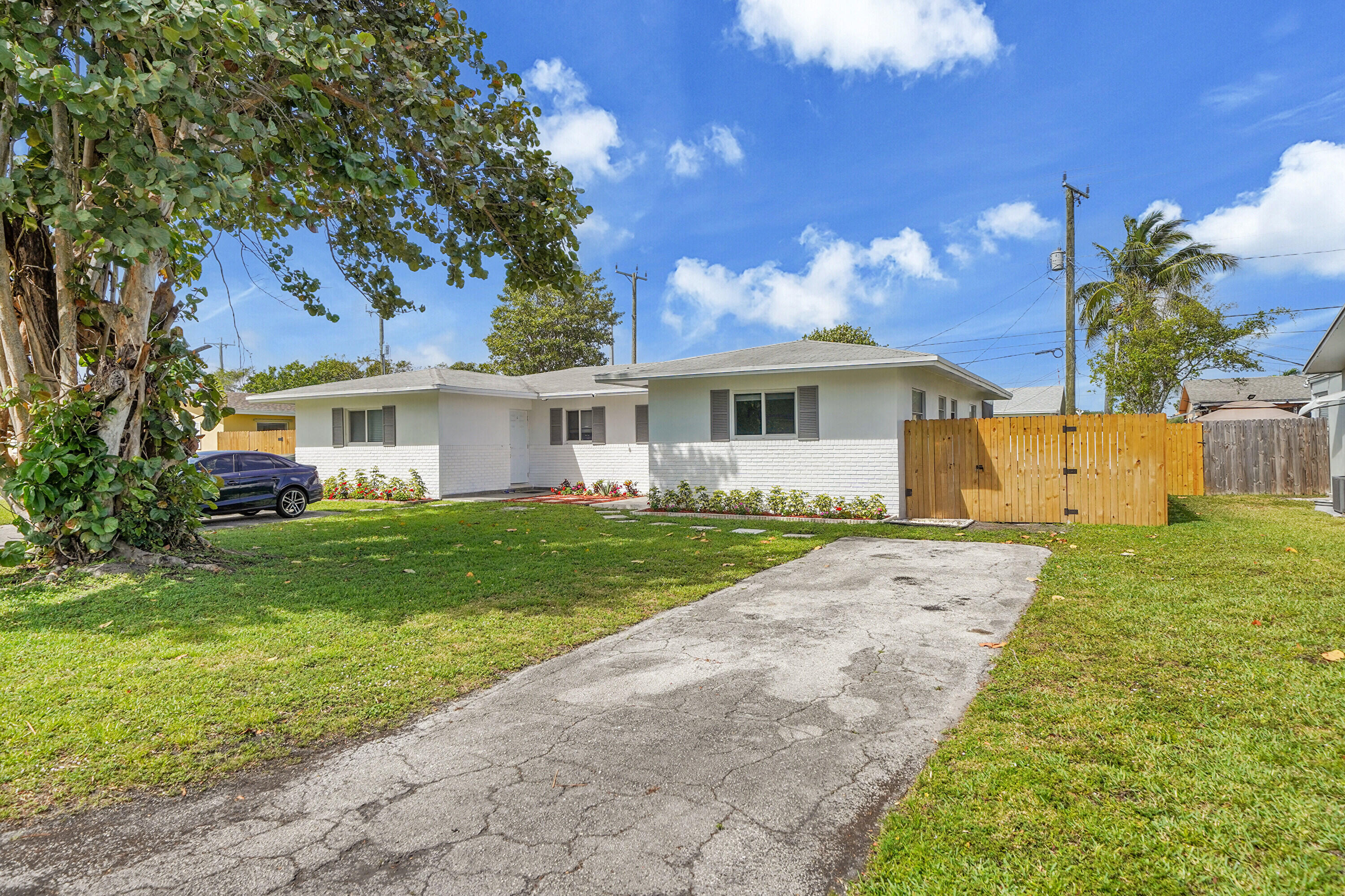 2821 Northeast 2nd Avenue, Unit 2823 Boca Raton, FL 33431 - Photo 25 of 38 a view of a yard in front of a house with a large tree