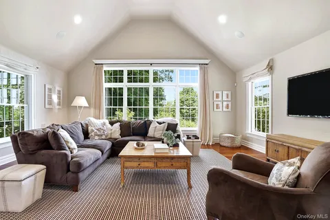 $3,389,000 | 40 Algonquin Drive, Chappaqua, NY 10514