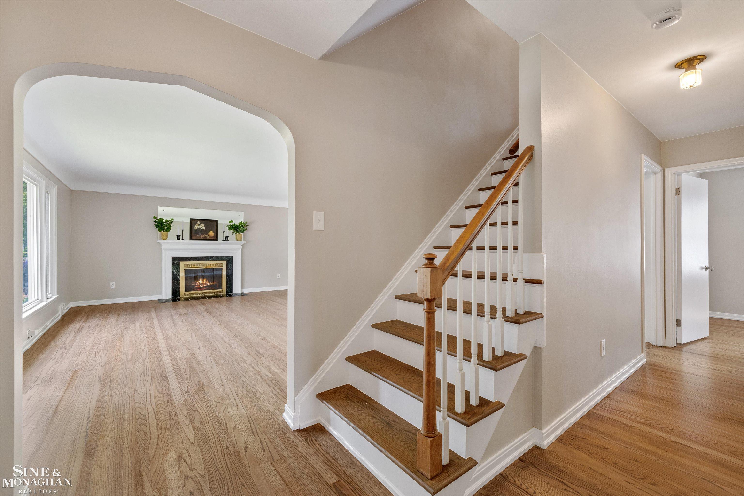 581 Hampton Road Grosse Pointe Woods, MI 48236 - Photo 3 of 60