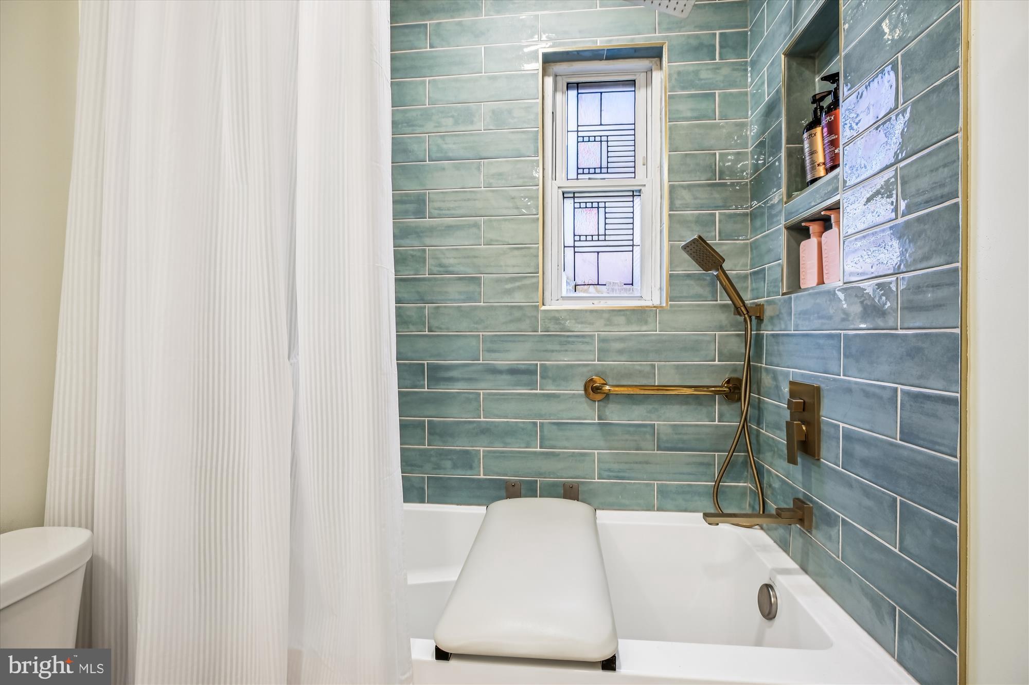 4805 Topping Road Rockville, MD 20852 - Photo 21 of 38 a bathroom with a bathtub