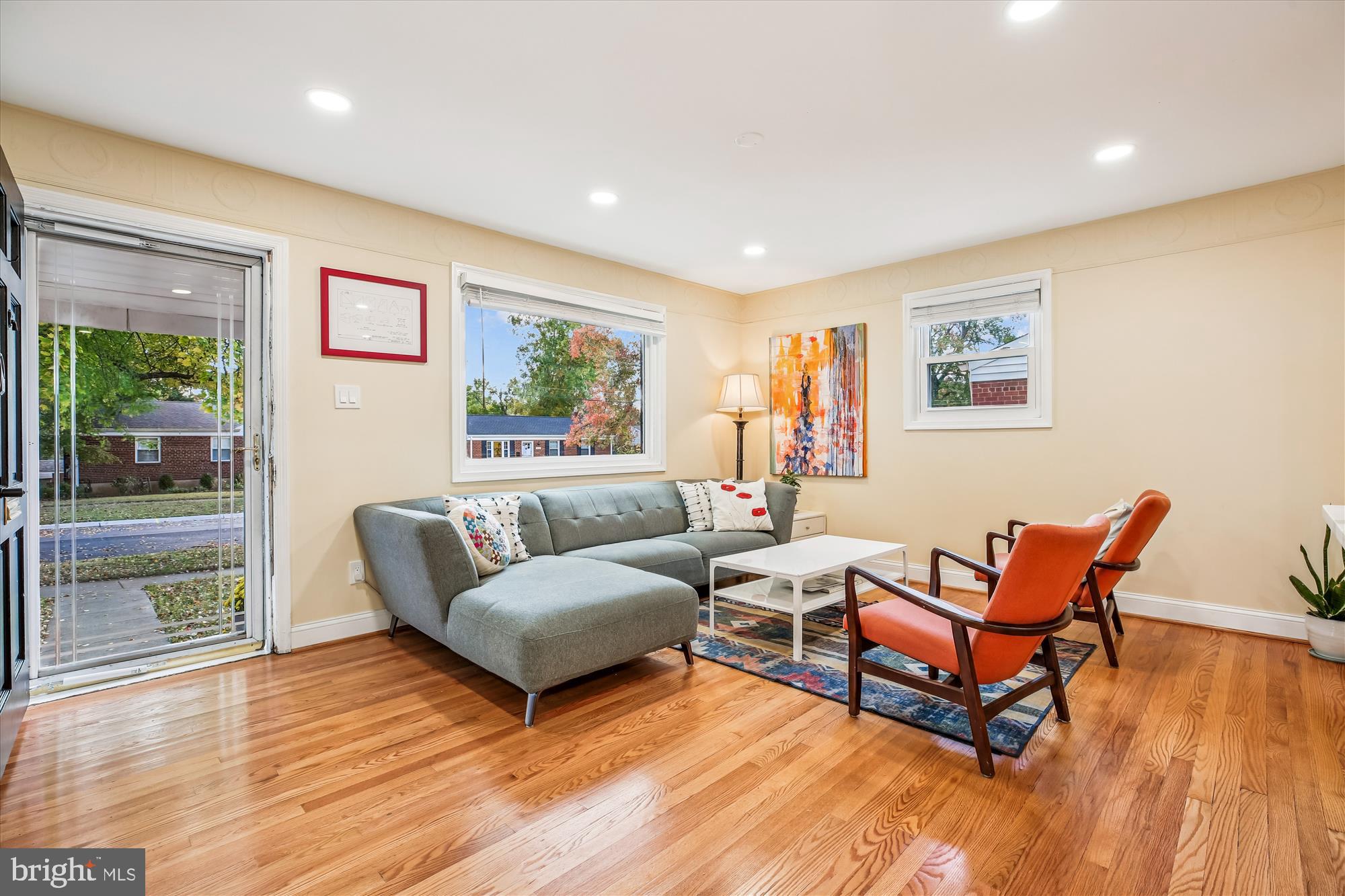 4805 Topping Road Rockville, MD 20852 - Photo 3 of 38 a living room with furniture and a wooden floor