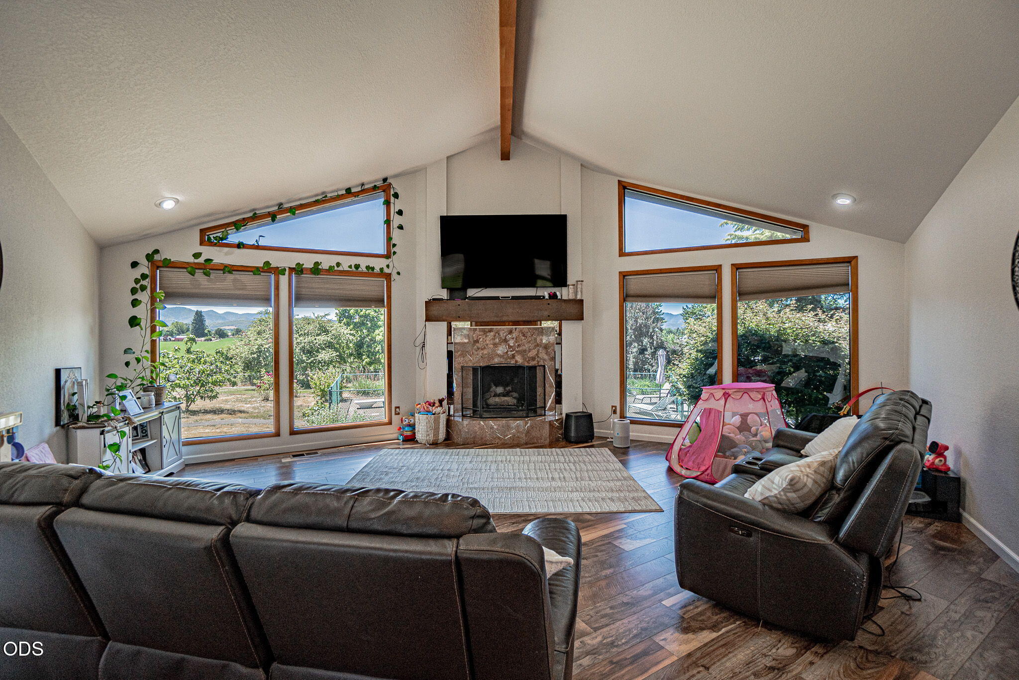 5247 Dobrot Way Central Point, OR 97502 - Photo 3 of 34