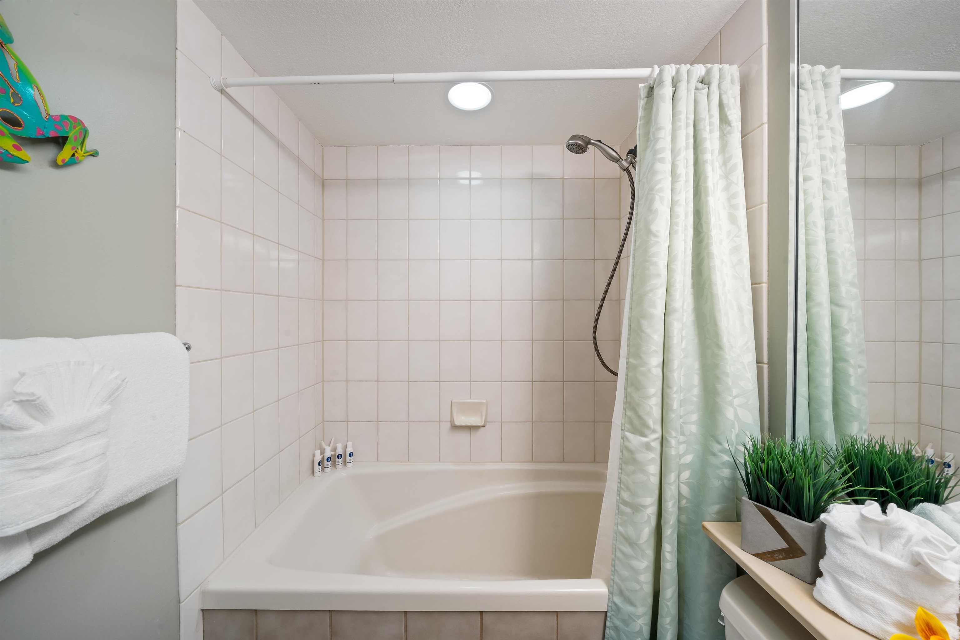 2575 South Kihei Road, Unit H207 Kihei, HI 96753 - Photo 18 of 31 a bathroom with a bathtub and shower