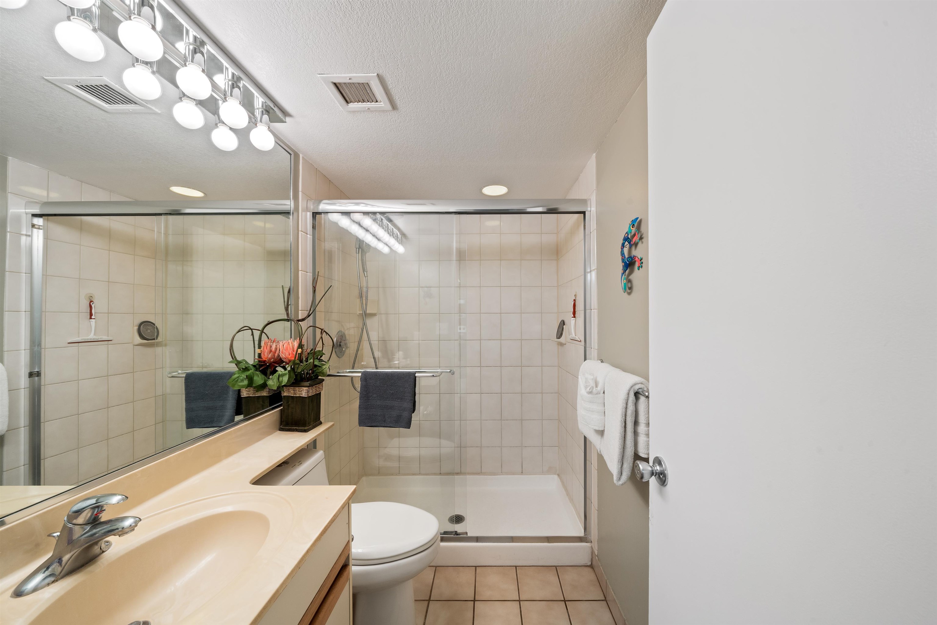 2575 South Kihei Road, Unit H207 Kihei, HI 96753 - Photo 19 of 31 a bathroom with a sink toilet and shower
