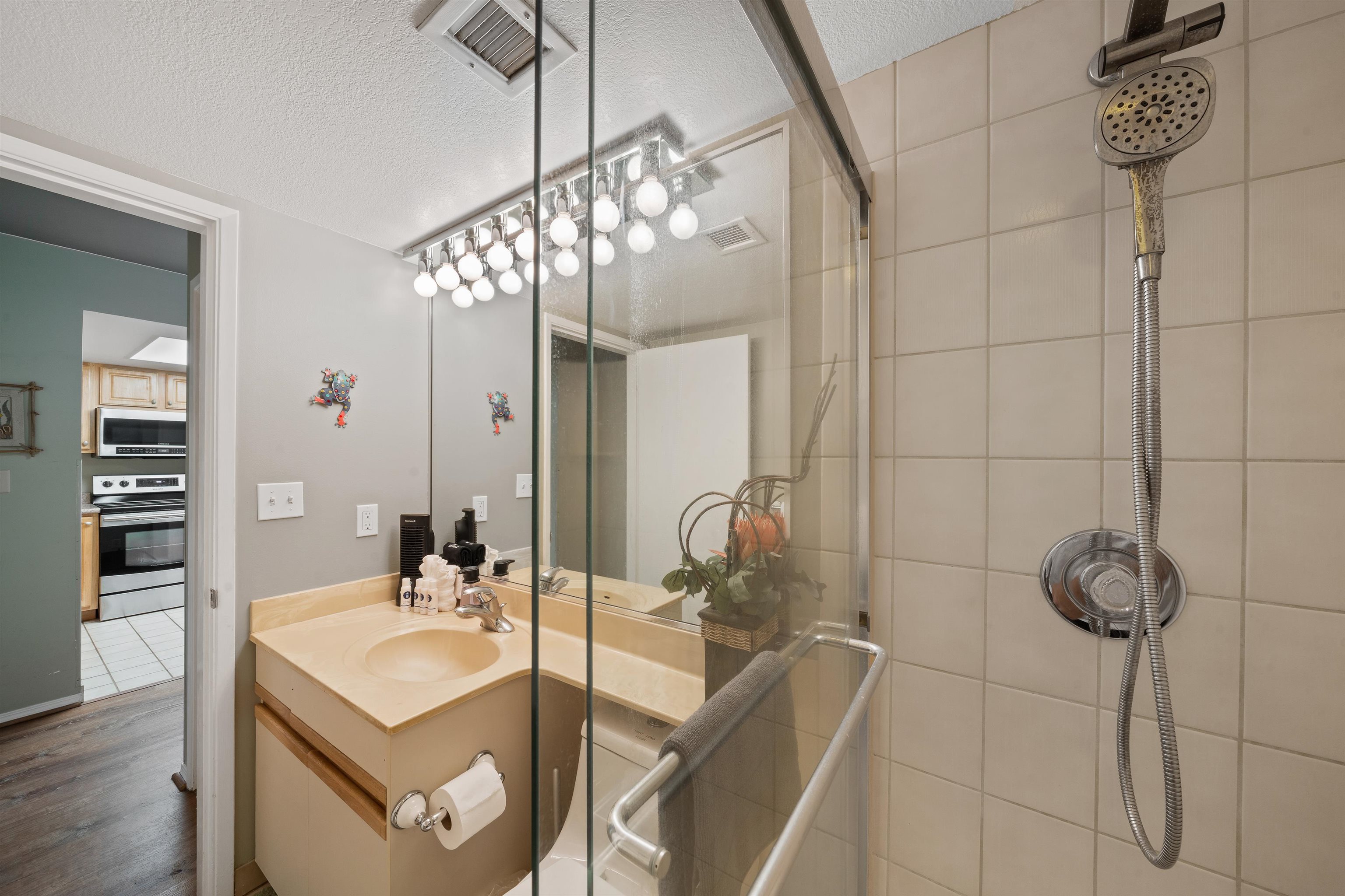 2575 South Kihei Road, Unit H207 Kihei, HI 96753 - Photo 20 of 31 a bathroom with a sink and a mirror