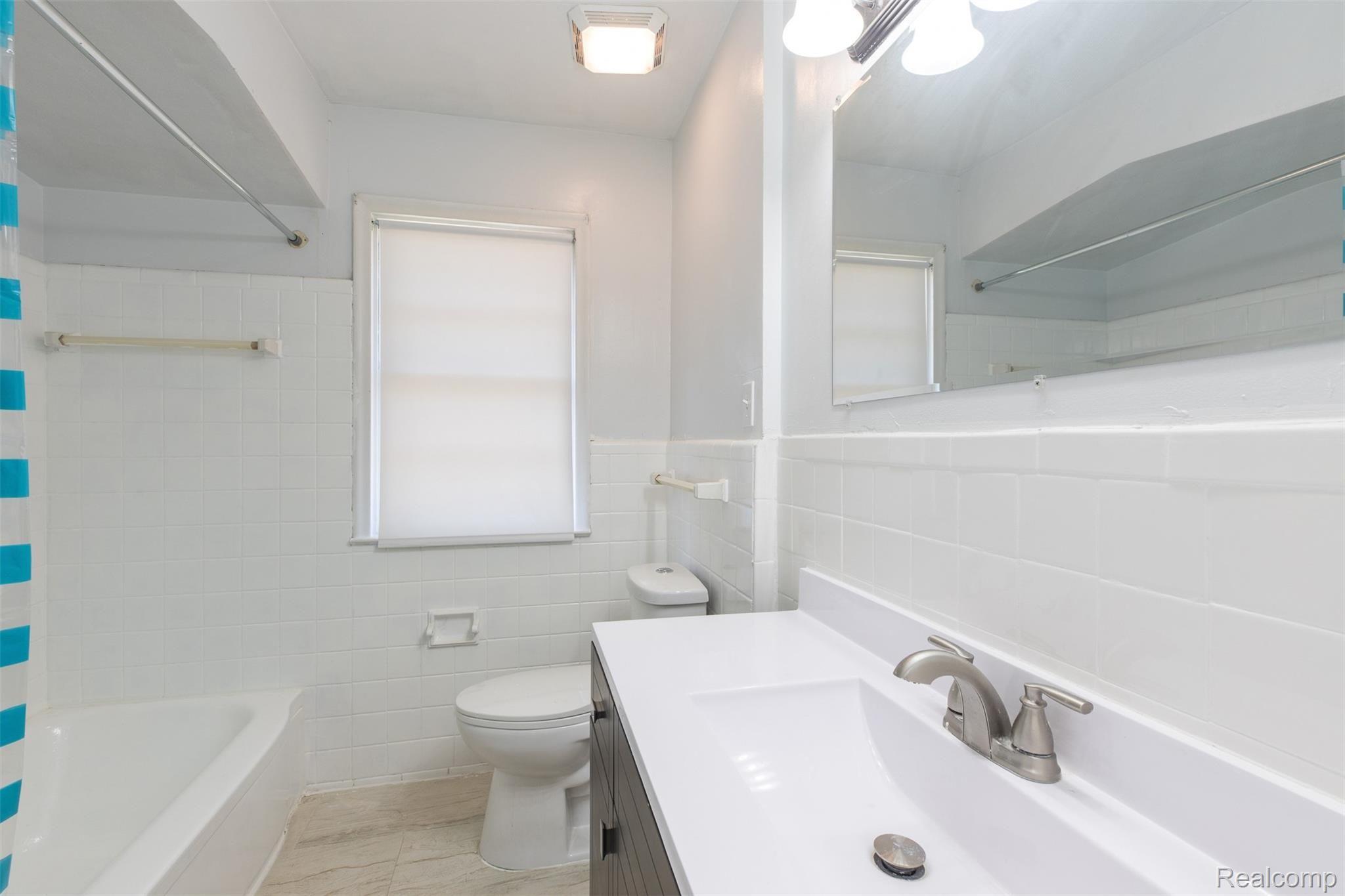 14378 Trenton Road Southgate, MI 48195 - Photo 17 of 34 Upstairs bathroom
