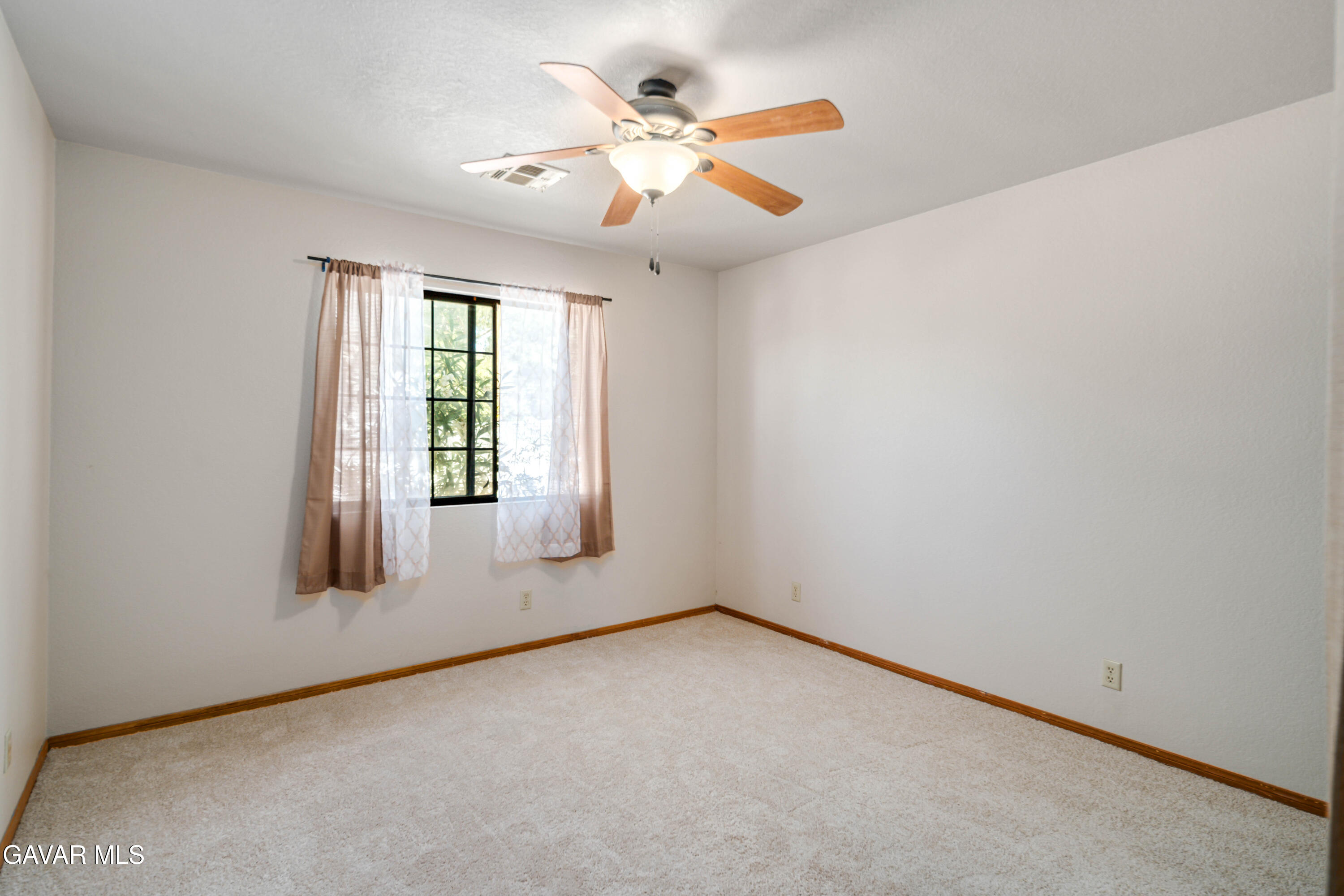 43230 Lookabout Road Lake Hughes, CA 93532 - Photo 14 of 35 an empty room with windows and ceiling fan