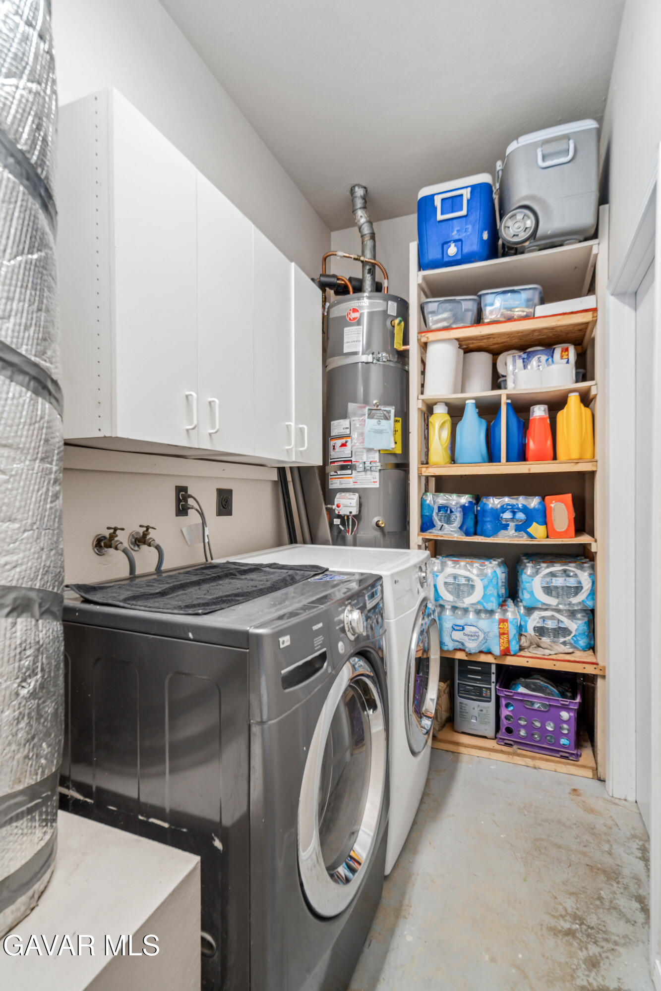 43230 Lookabout Road Lake Hughes, CA 93532 - Photo 18 of 35 a utility room with dryer and washer