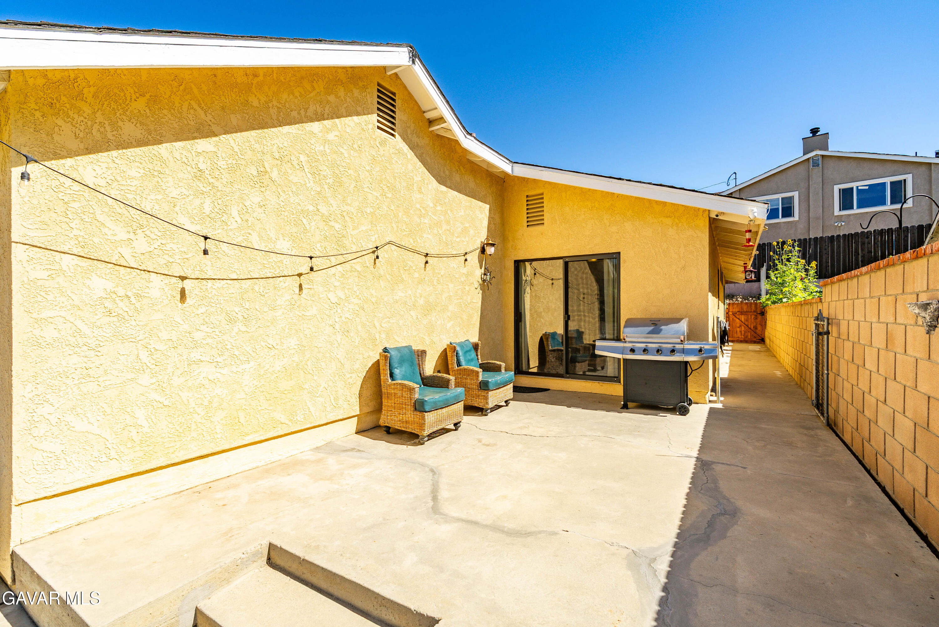 43230 Lookabout Road Lake Hughes, CA 93532 - Photo 20 of 35 a backyard of a house with table and chairs