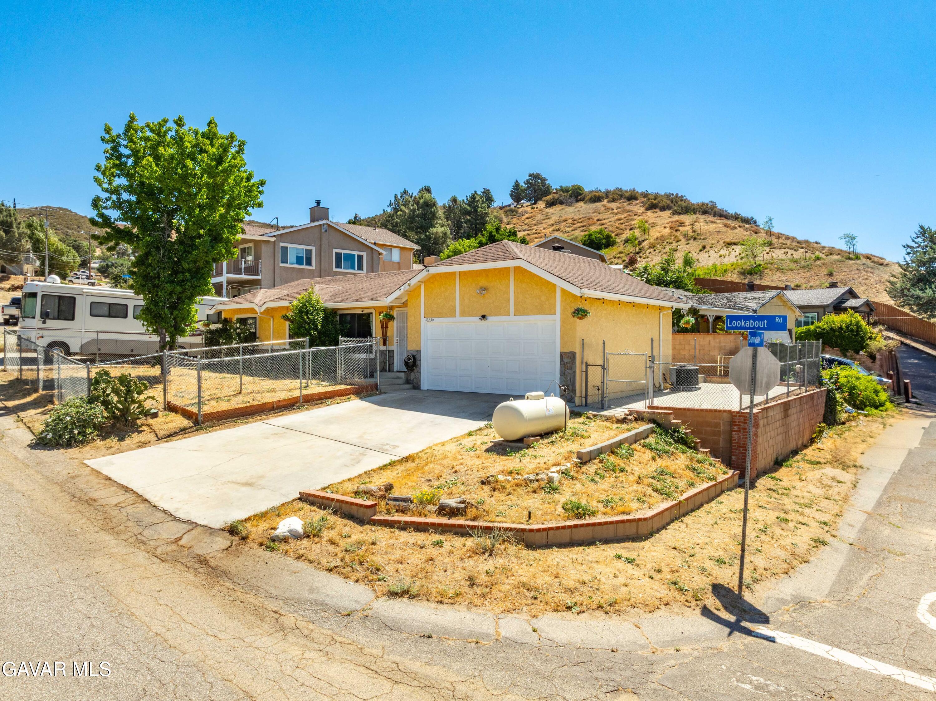 43230 Lookabout Road Lake Hughes, CA 93532 - Photo 25 of 35 front view of a house with a swimming pool
