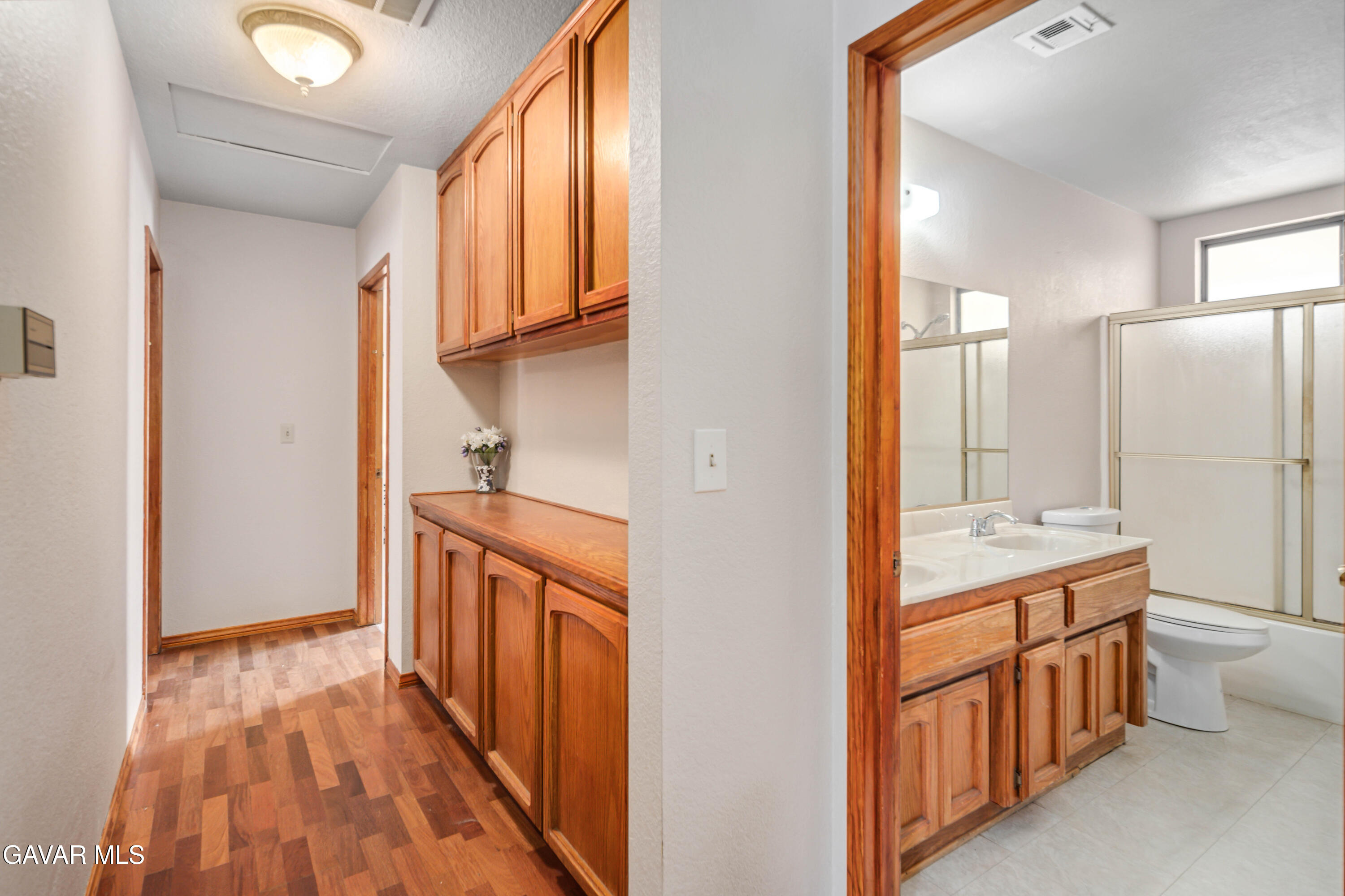 43230 Lookabout Road Lake Hughes, CA 93532 - Photo 10 of 35 a bathroom with a sink a mirror and a bathtub