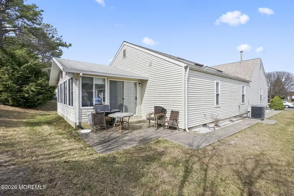 a view of a house with backyard