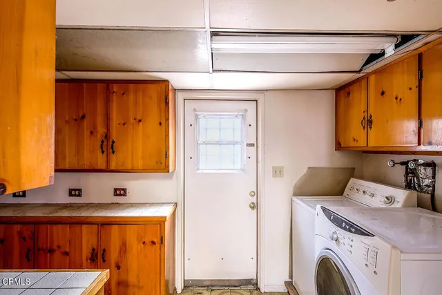 a view of utility room