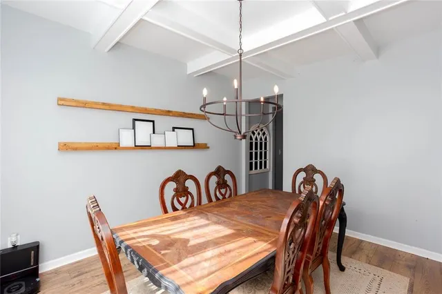 a dinning room that has a table and chairs in it
