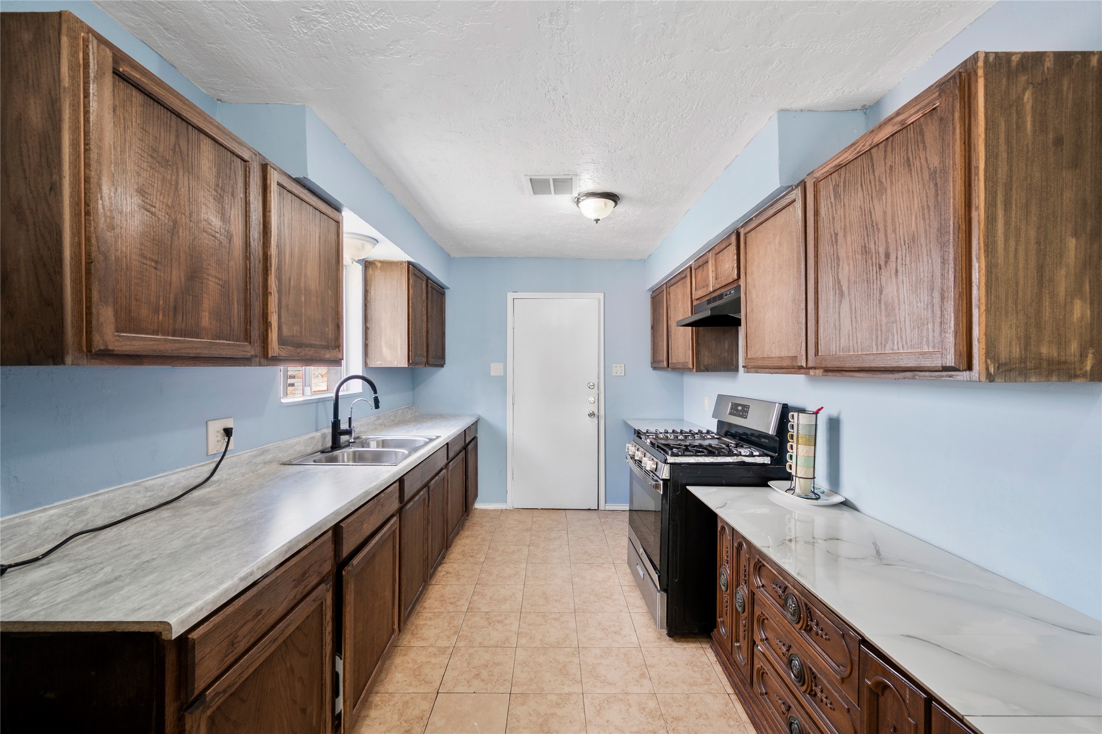 17006 Hall Shepperd Road Houston, TX 77049 - Photo 7 of 25 Kitchen- gas stove!