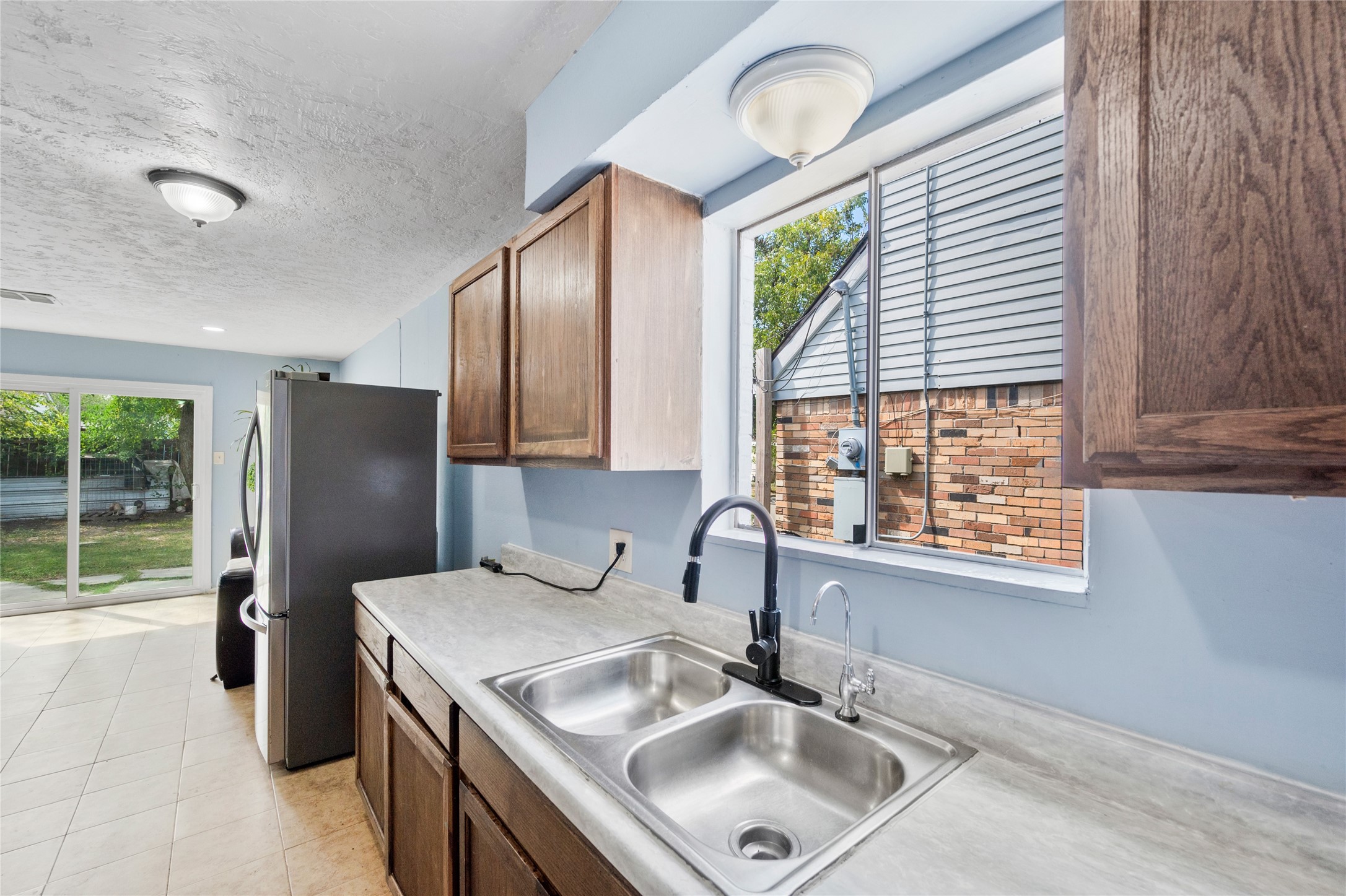 17006 Hall Shepperd Road Houston, TX 77049 - Photo 9 of 25 Lots of natural light throughout the home