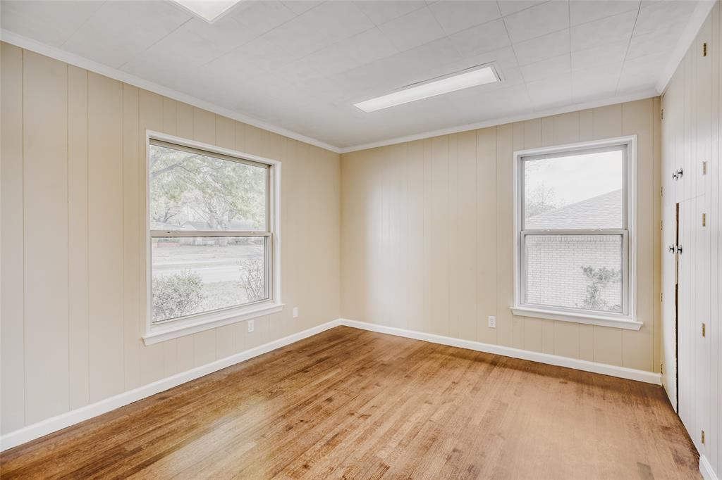 6612 East Mockingbird Lane Dallas, TX 75214 - Photo 17 of 28 an empty room with windows and closet
