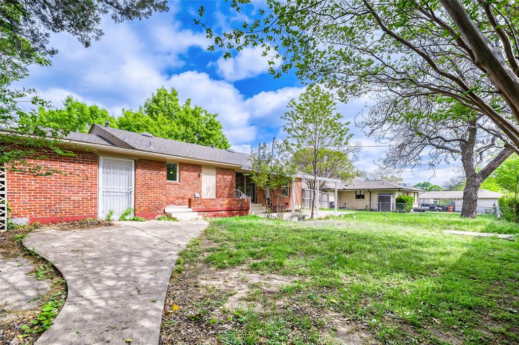 6612 East Mockingbird Lane Dallas, TX 75214 - Photo 24 of 28 front view of a house with a yard