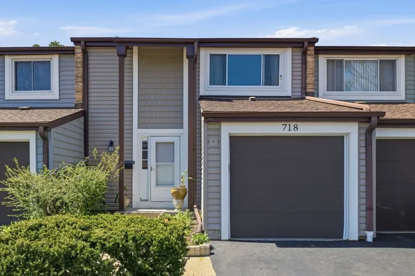 $318,900 | 718 Clearwater Court, Wheeling, IL 60090