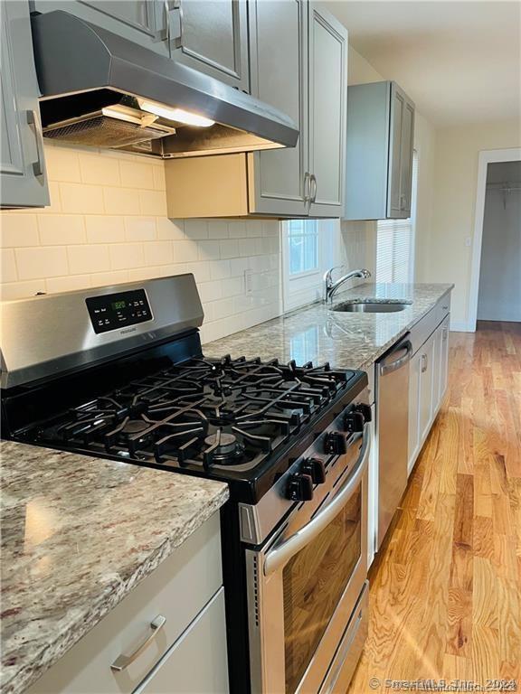 31 Brainerd Road Branford, CT 06405 - Photo 2 of 39 1st fl apt kitchen