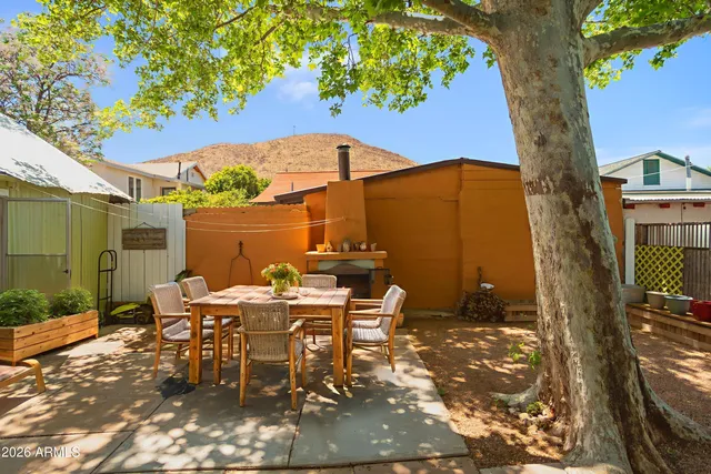 a view of a house with backyard