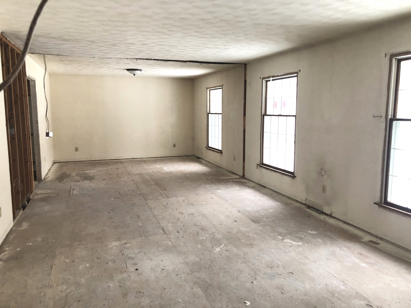 11636 Deerpath Road Sycamore, IL 60178 - Photo 4 of 5 an empty room with windows