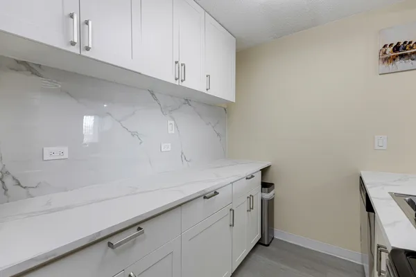$169,900 | 1043 South York Road, Unit 209, Bensenville, IL 60106