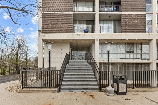 $169,900 | 1043 South York Road, Unit 209, Bensenville, IL 60106