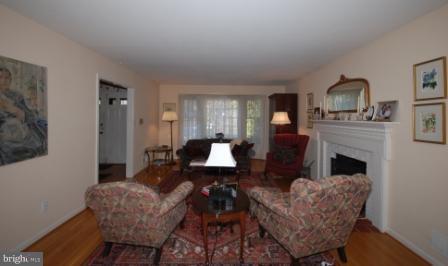 13 Cold Spring Court Potomac, MD 20854 - Photo 8 of 29 Living Room