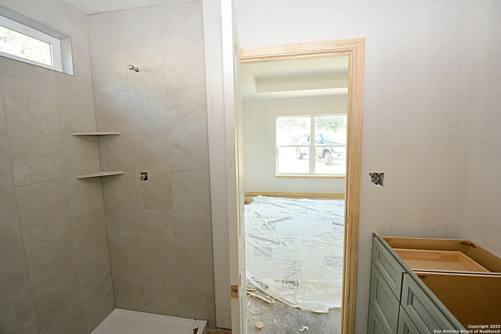 926 High Drive Spring Branch, TX 78070 - Photo 6 of 10 a bathroom with a window