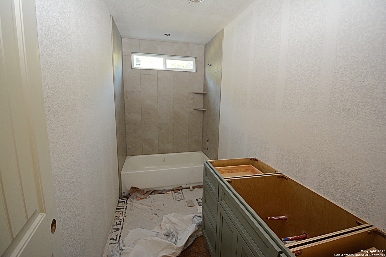 926 High Drive Spring Branch, TX 78070 - Photo 8 of 10 a room with a table and a window