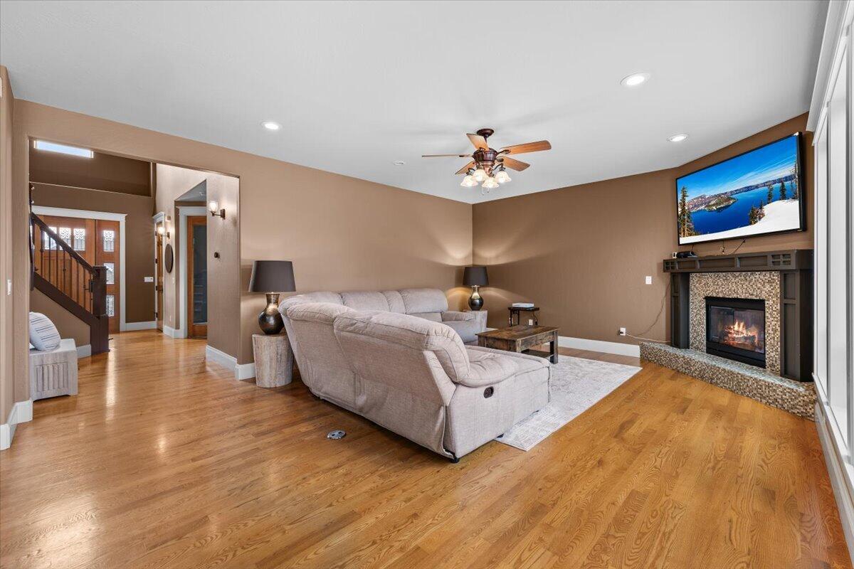 637 Oak Wood Eagle Point, OR 97524 - Photo 10 of 47