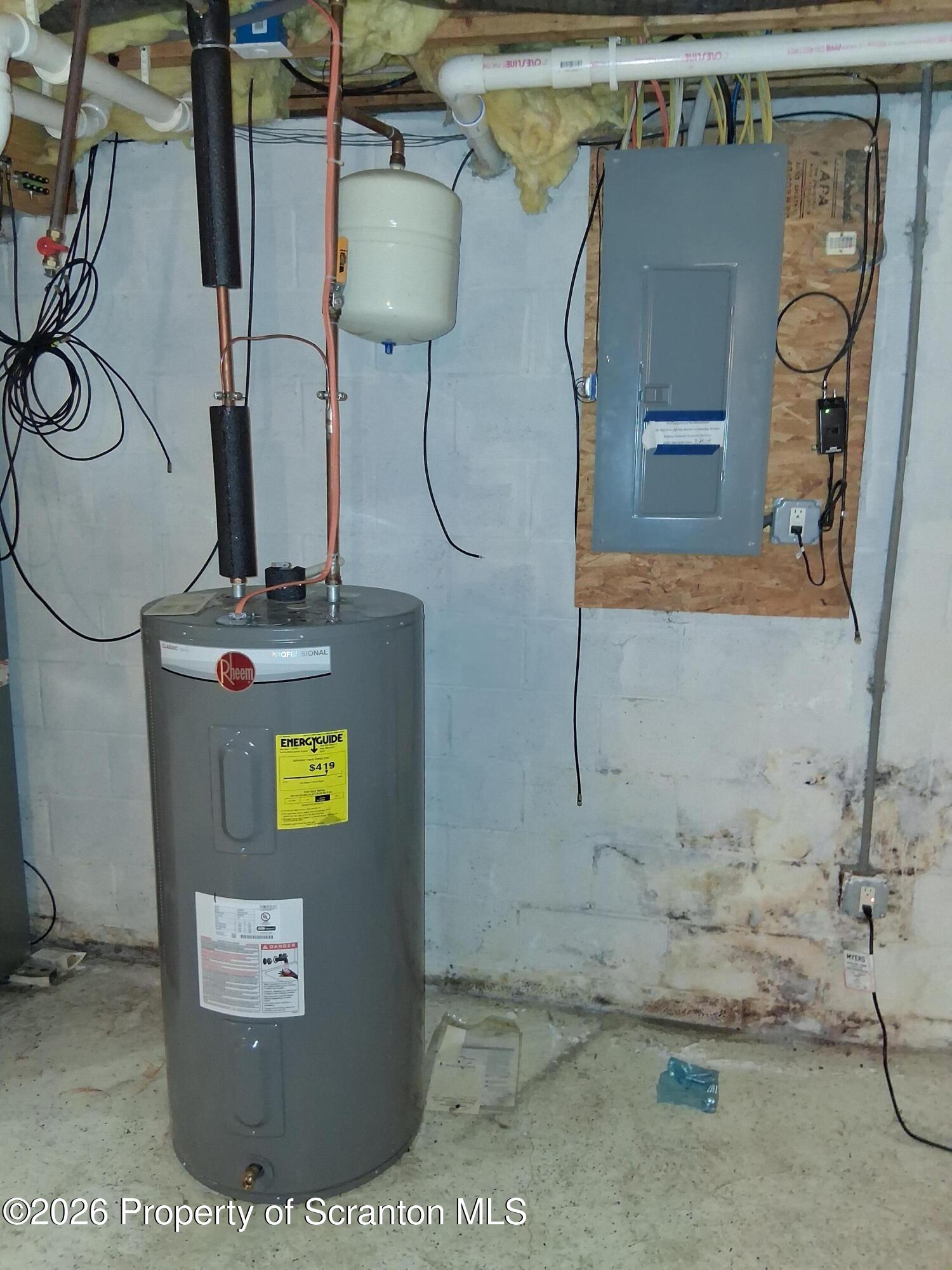 512 South Keyser Avenue Scranton, PA 18504 - Photo 40 of 42 a view of bathroom