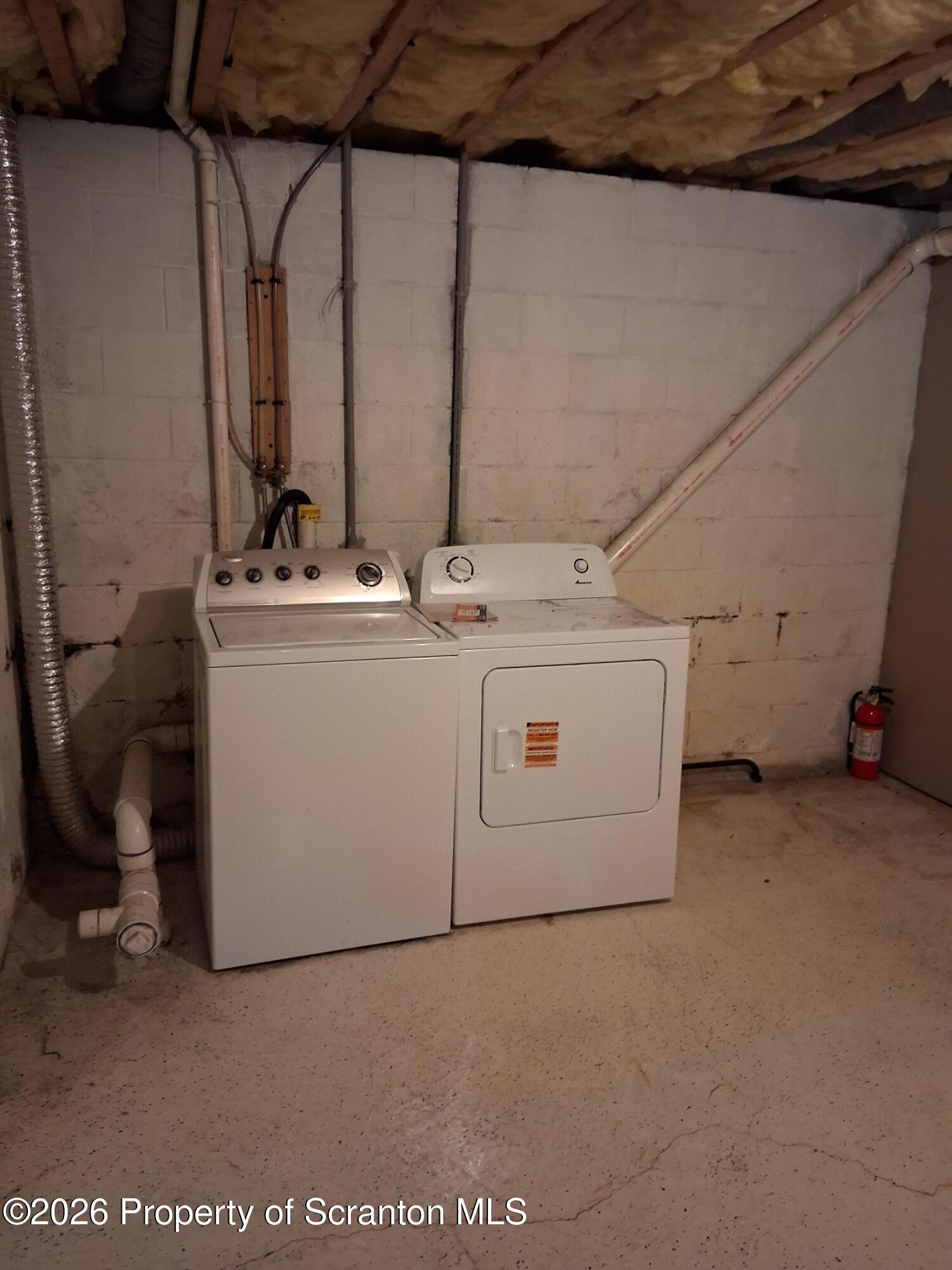512 South Keyser Avenue Scranton, PA 18504 - Photo 41 of 42 a utility room with dryer and washer