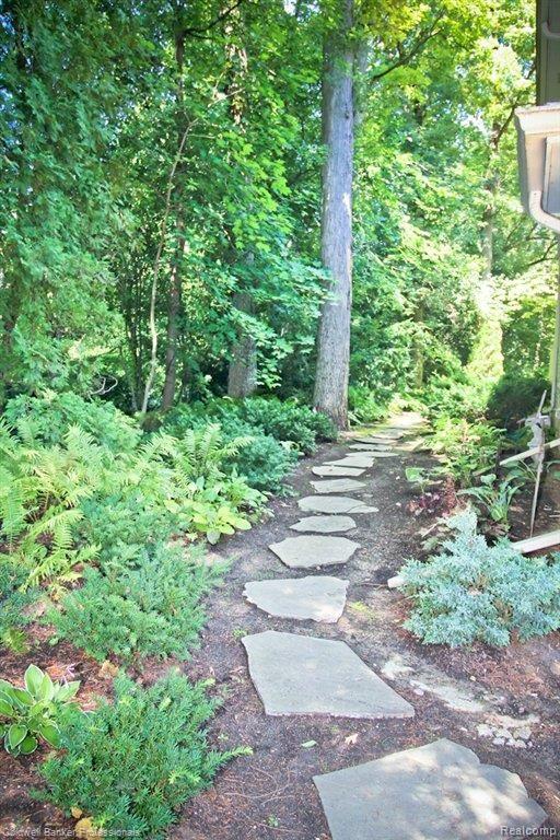 120 Denbar Road Bloomfield Hills, MI 48304 - Photo 18 of 20 Garden Paths.jpg